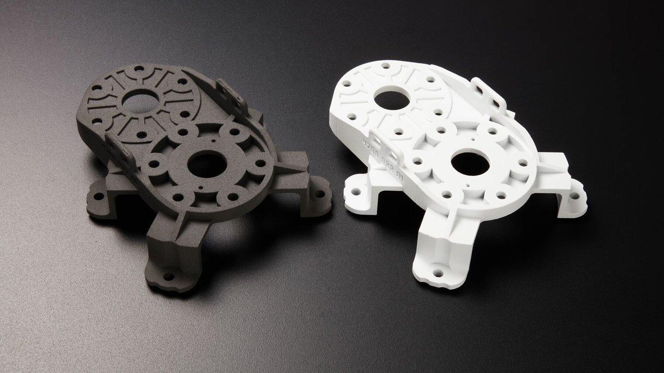 deux engrenages pivotants imprimés en 3D par SLS, un revêtu de Cerakote et un avant finition