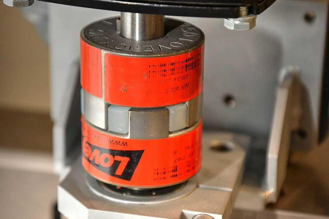 Eine 3D-gedruckte Spider-Kupplung als Ersatzteil in einer Linsenpoliermaschine.