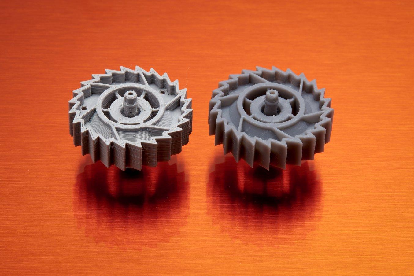 Gracias al láser de alta precisión, las impresoras 3D SLA son más adecuadas para fabricar piezas complejas (pieza impresa mediante FDM a la izquierda, pieza impresa mediante SLA a la derecha).