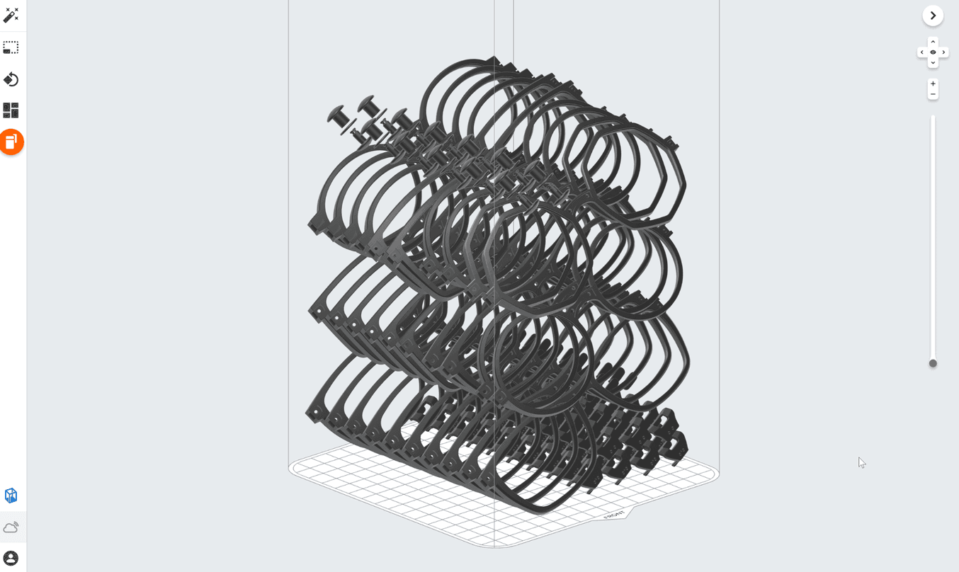 Gracias al gran volumen de impresión de la Fuse 1, es posible apilar un total de 80 frontales de monturas y producirlos en una única impresión sin estructuras de soporte.