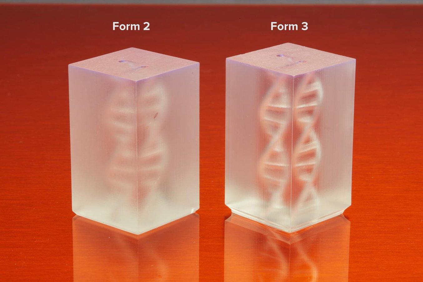 Il serbatoio resina flessibile usato nella stampa 3D LFS riduce le forze di distacco; ne risultano parti più trasparenti con un finitura superficiale liscia, come questi modelli stampati in 3D con Clear Resin.