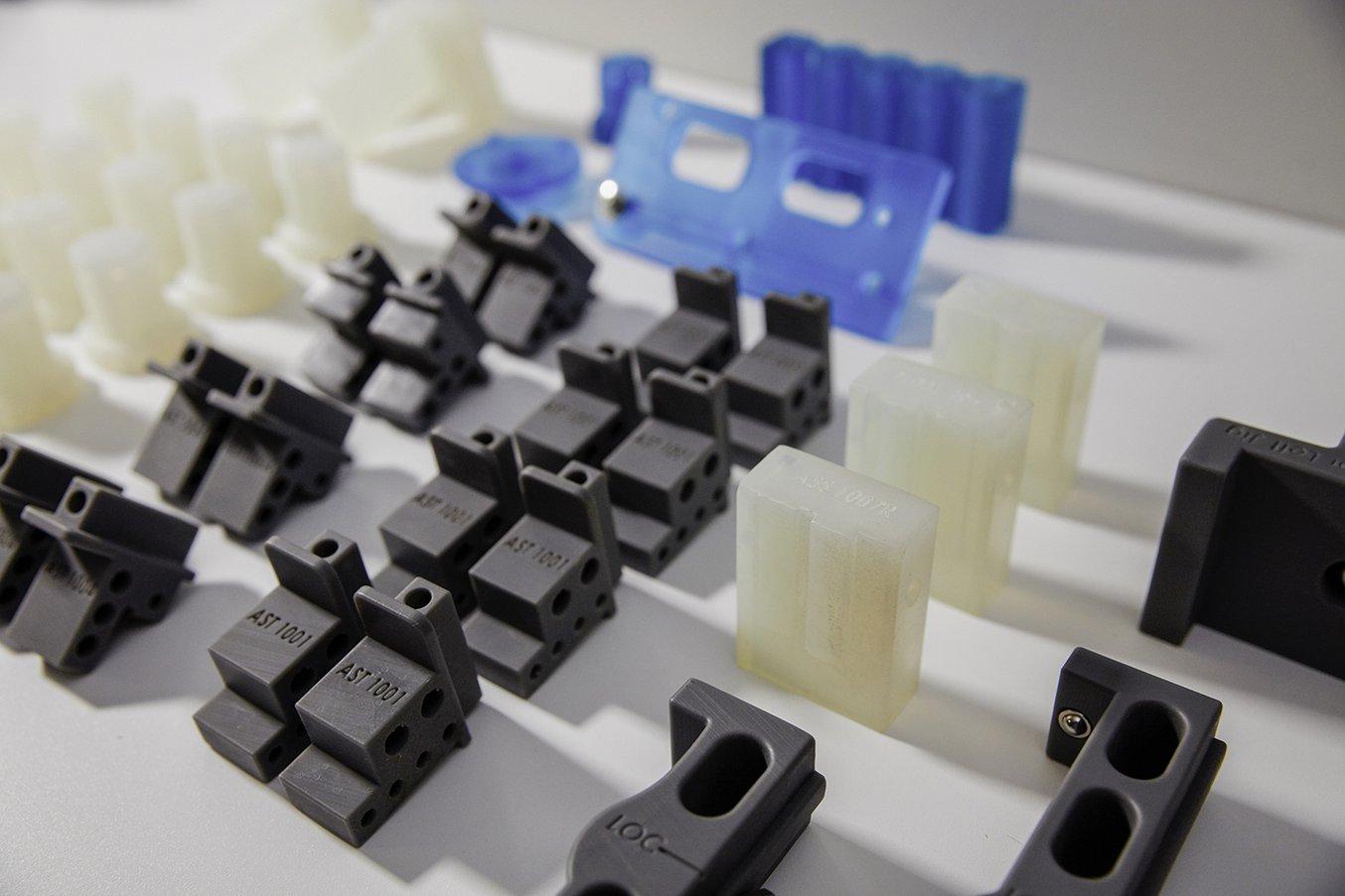 Une table remplie de pièces imprimées en 3D