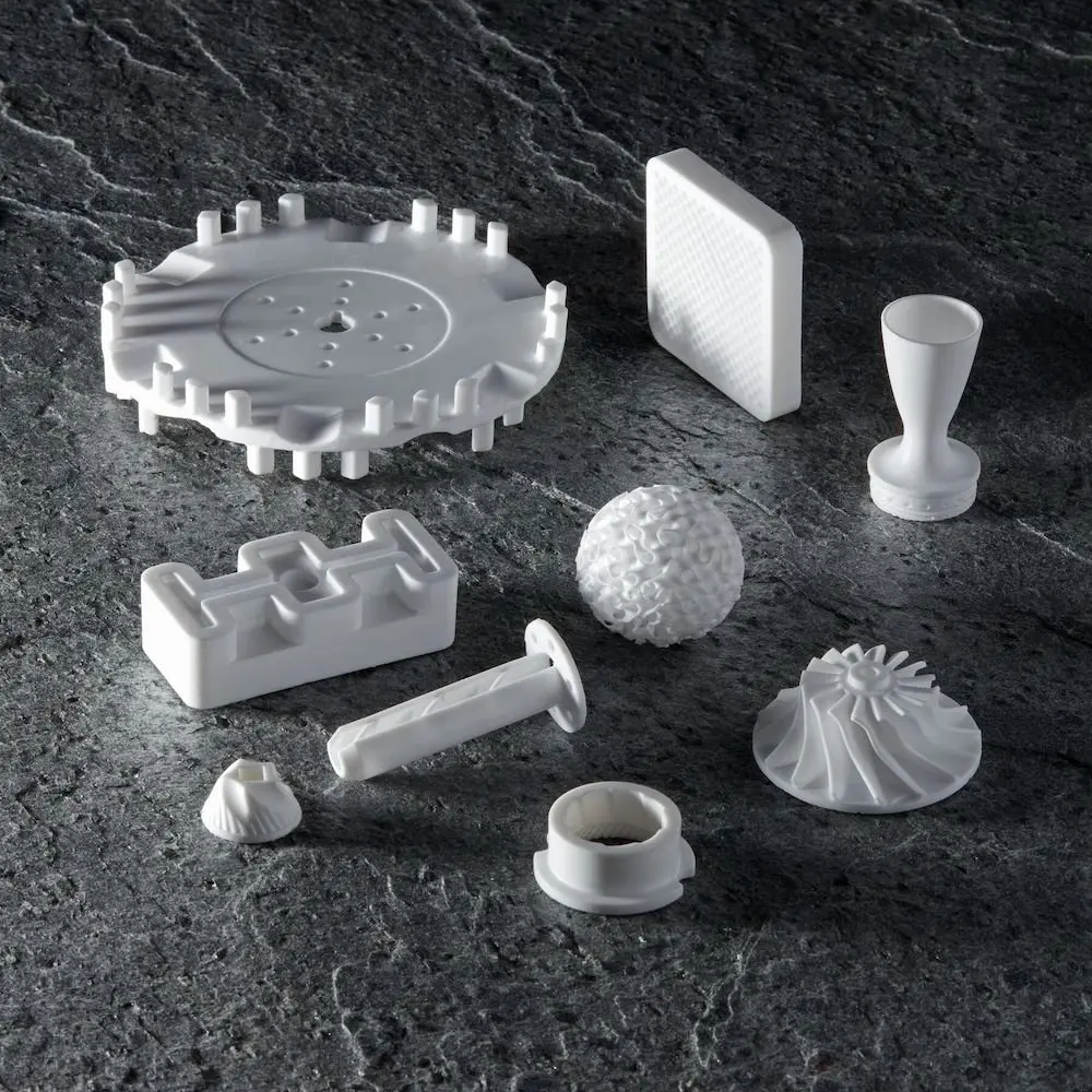 Eine Auswahl von 3D-gedruckten technischen Teilen aus Alumina 4N Resin