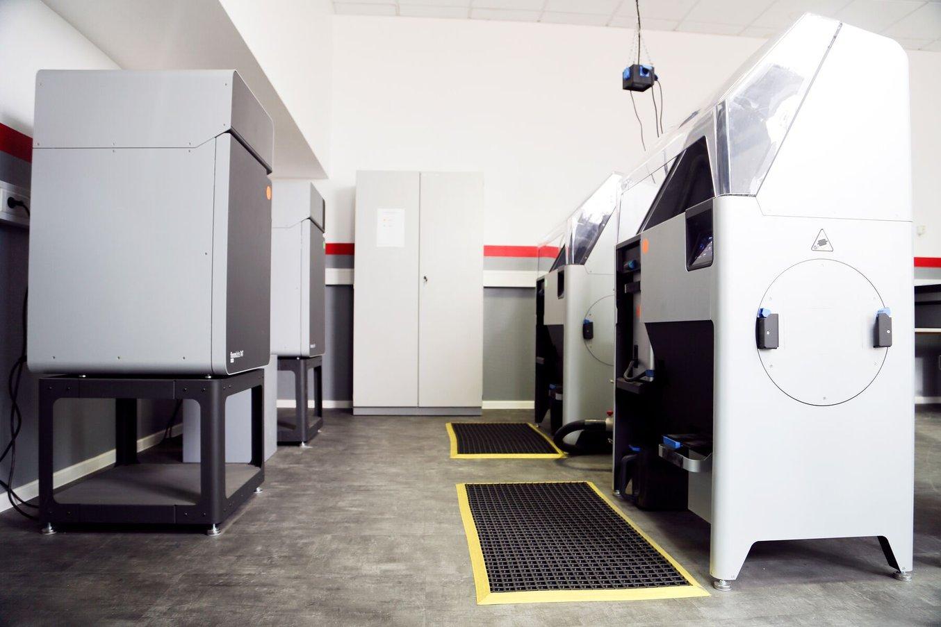 Die 3D-Druck-Werkstatt in Neumünster umfasst zehn verschiedene 3D-Drucker, einschließlich zwei SLS-Drucker der Fuse-Serie.