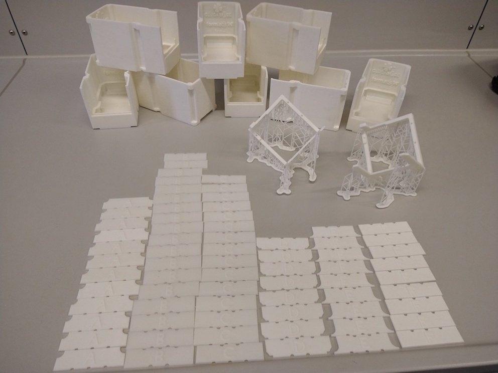 3D-gedruckte Bauteile aus BioMed White Resin, gedruckt auf dem 3D-Drucker Form 3B+