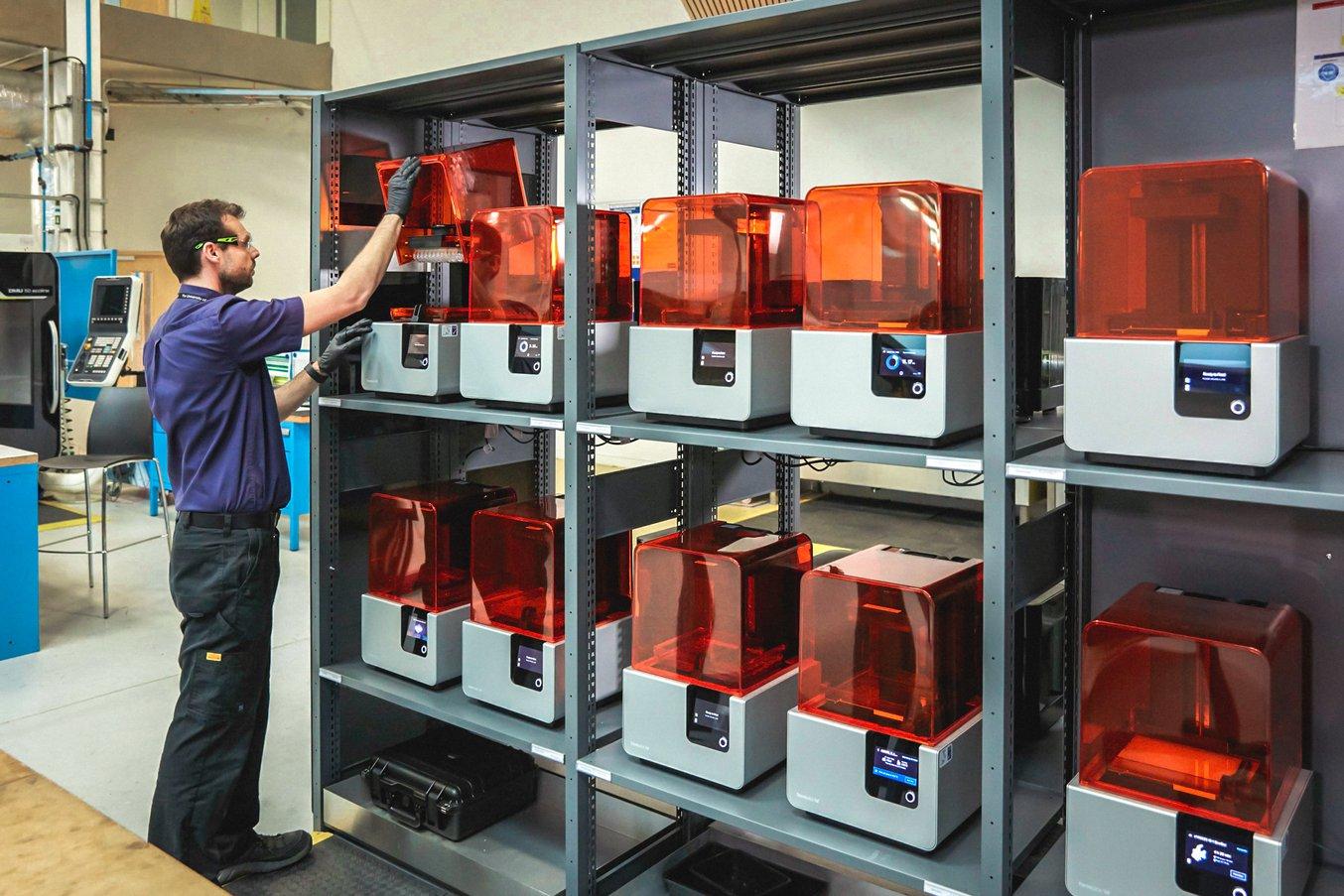 Le groupe Conception et Prototypage de l'Advanced Manufacturing Research Center (AMRC) gère une station de fabrication additive en libre accès avec un parc de 12 imprimantes 3D de stéréolithographie (SLA) Formulaire 2.