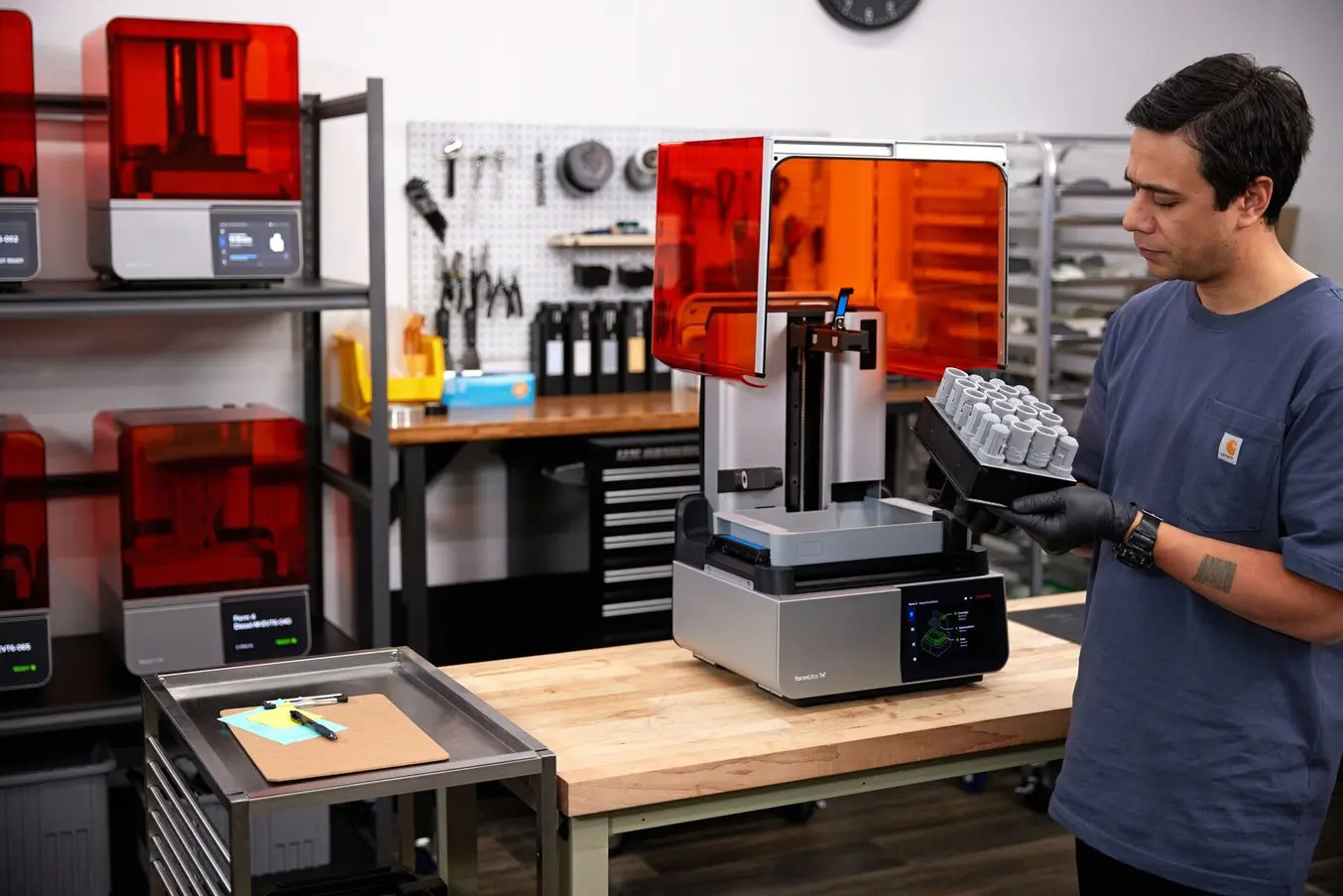 Un homme utilise une imprimante 3D de bureau Form 4