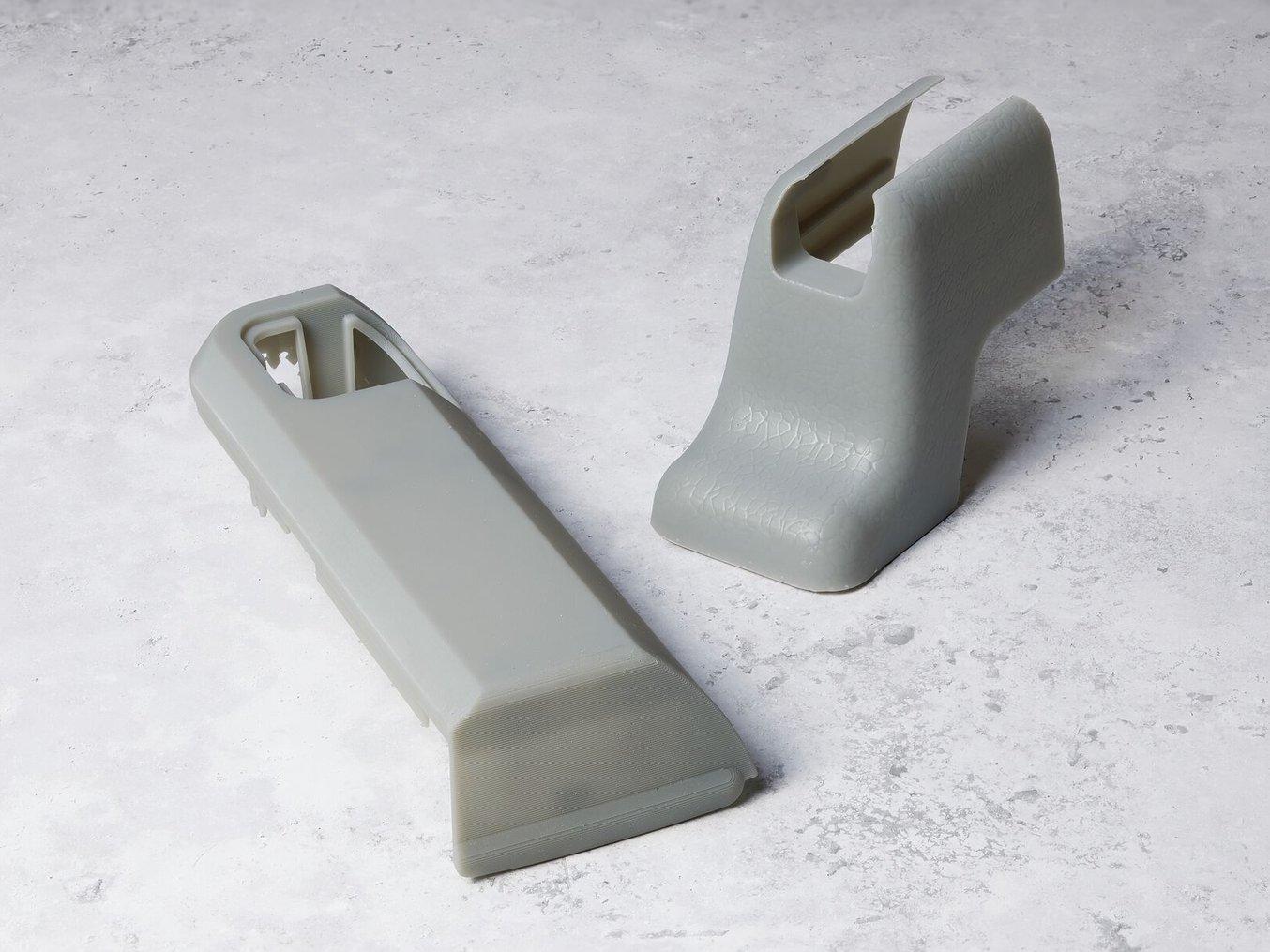 Zwei grau gefärbte 3D-Druckteile