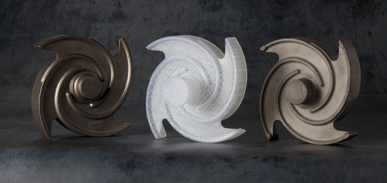 3D-gedrucktes Modell aus Clear Cast Resin und zwei Metallteile für die Endverwendung