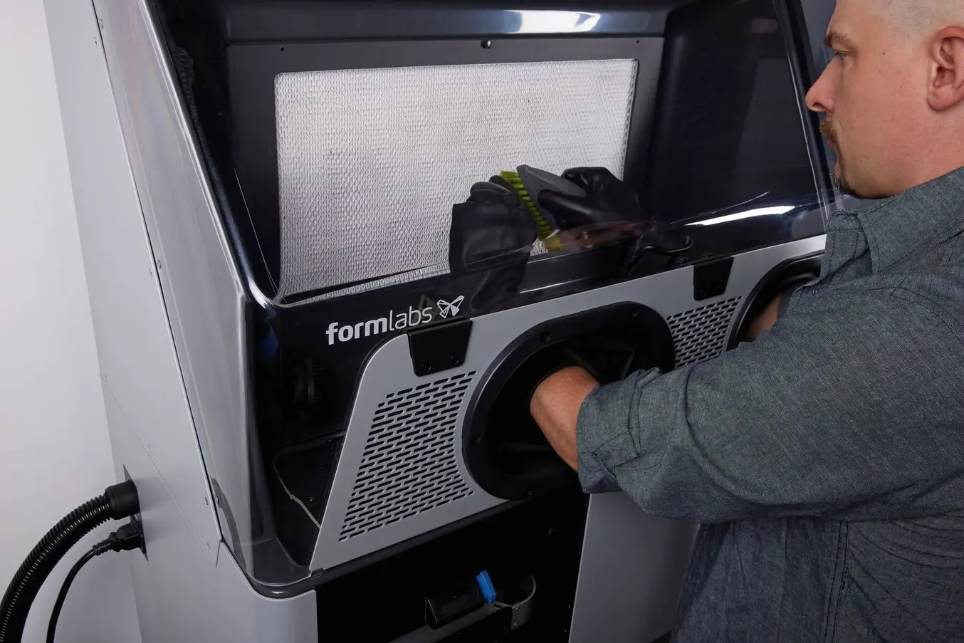 un hombre usando la Fuse Sift Glovebox