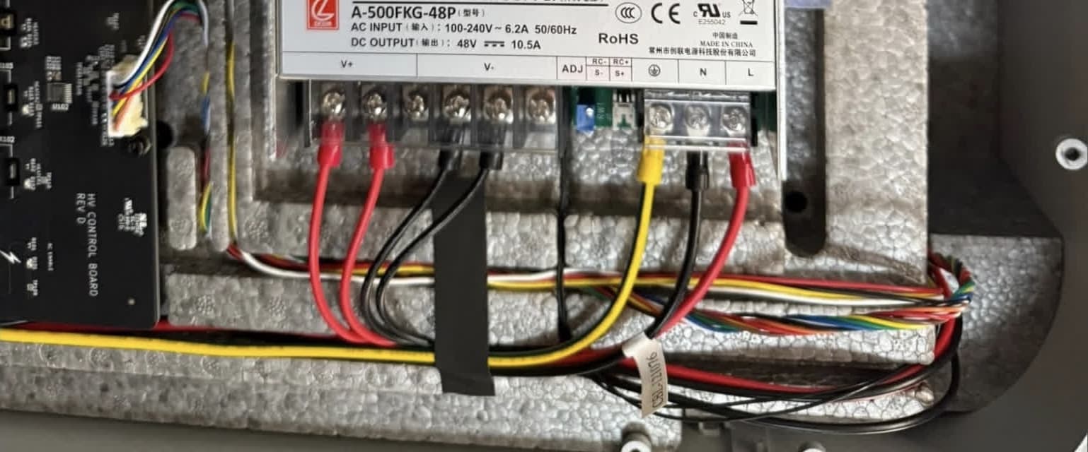 ステップ3:電源ケーブルを接続して固定する