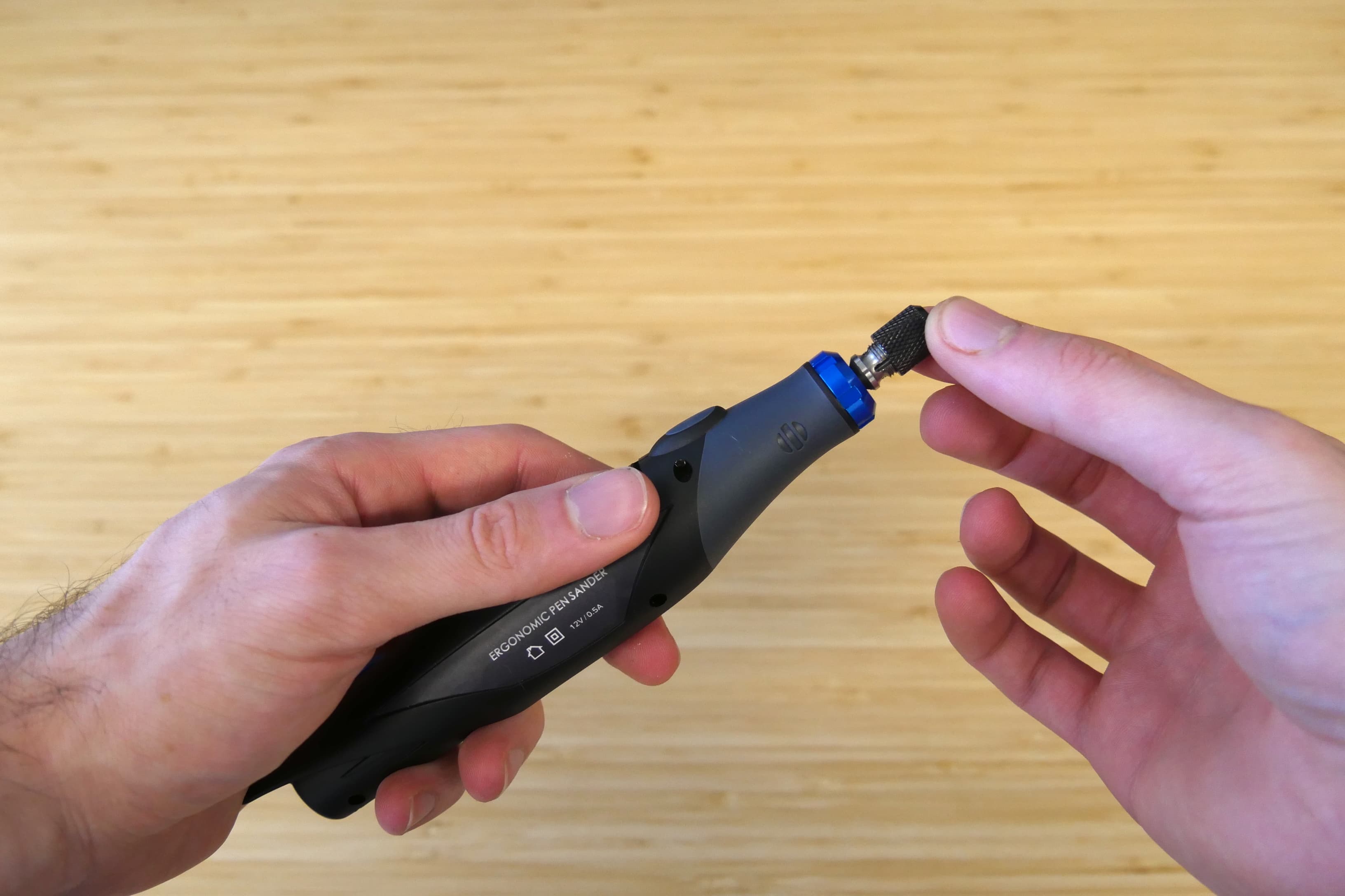 ペン型サンダーのチャックを緩めます。