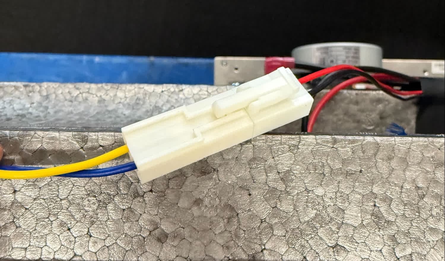 ステップ2:モーターケーブルを接続する