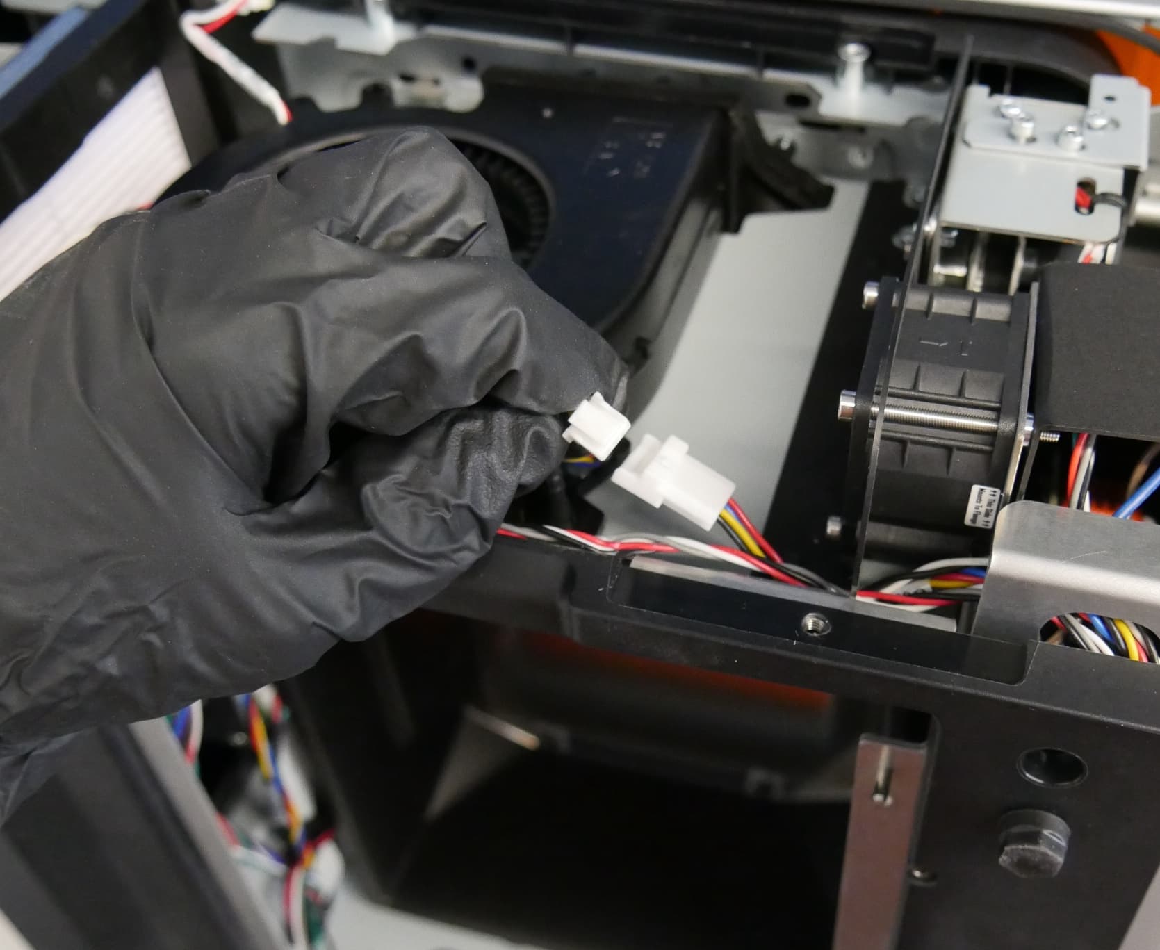 Disconnecting the Form 4 LPU fan cable