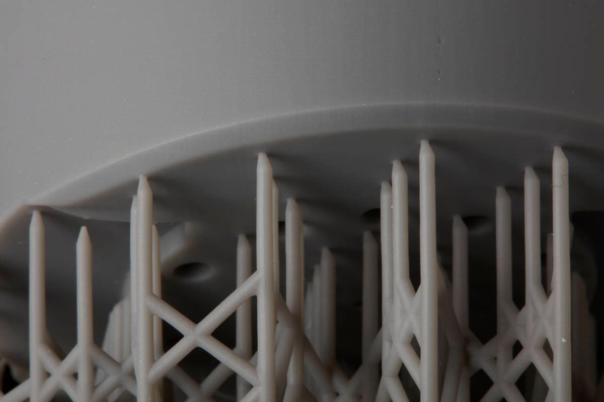 A shot of the Form 3 support structure shows how the scaffolding consists of mostly verticals without cross-links close to the surface of the part.