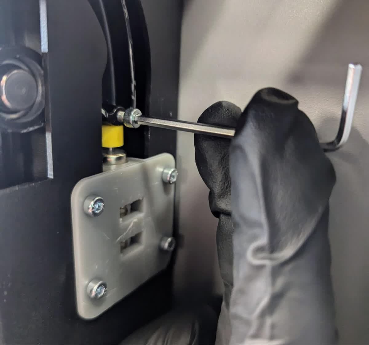Installing the Form 4 cover hard stop screw