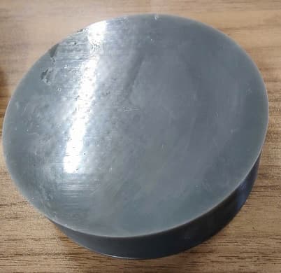 最上面の表面が凹凸のある質感になっている造形品。