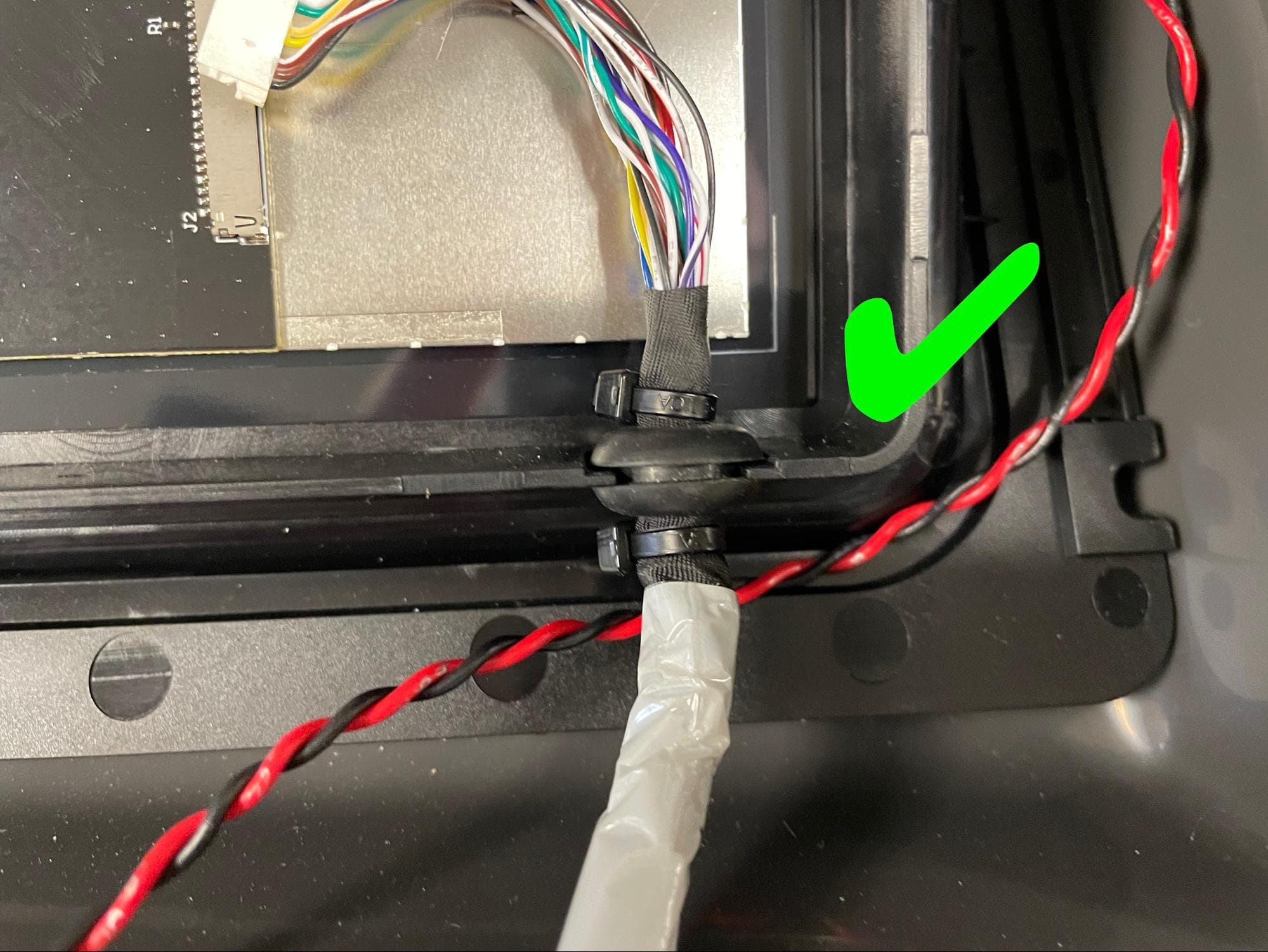 新しいディスプレイアセンブリを取り付ける