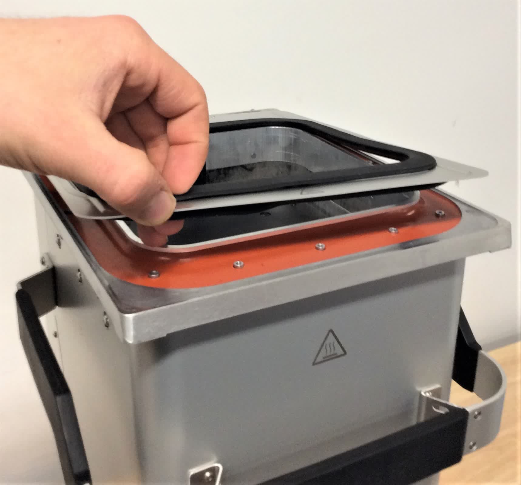 Removing the Fuse 1 generation build chamber top cover