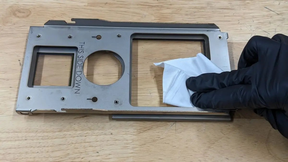 Wiping the optical cassette with a cleaning cloth