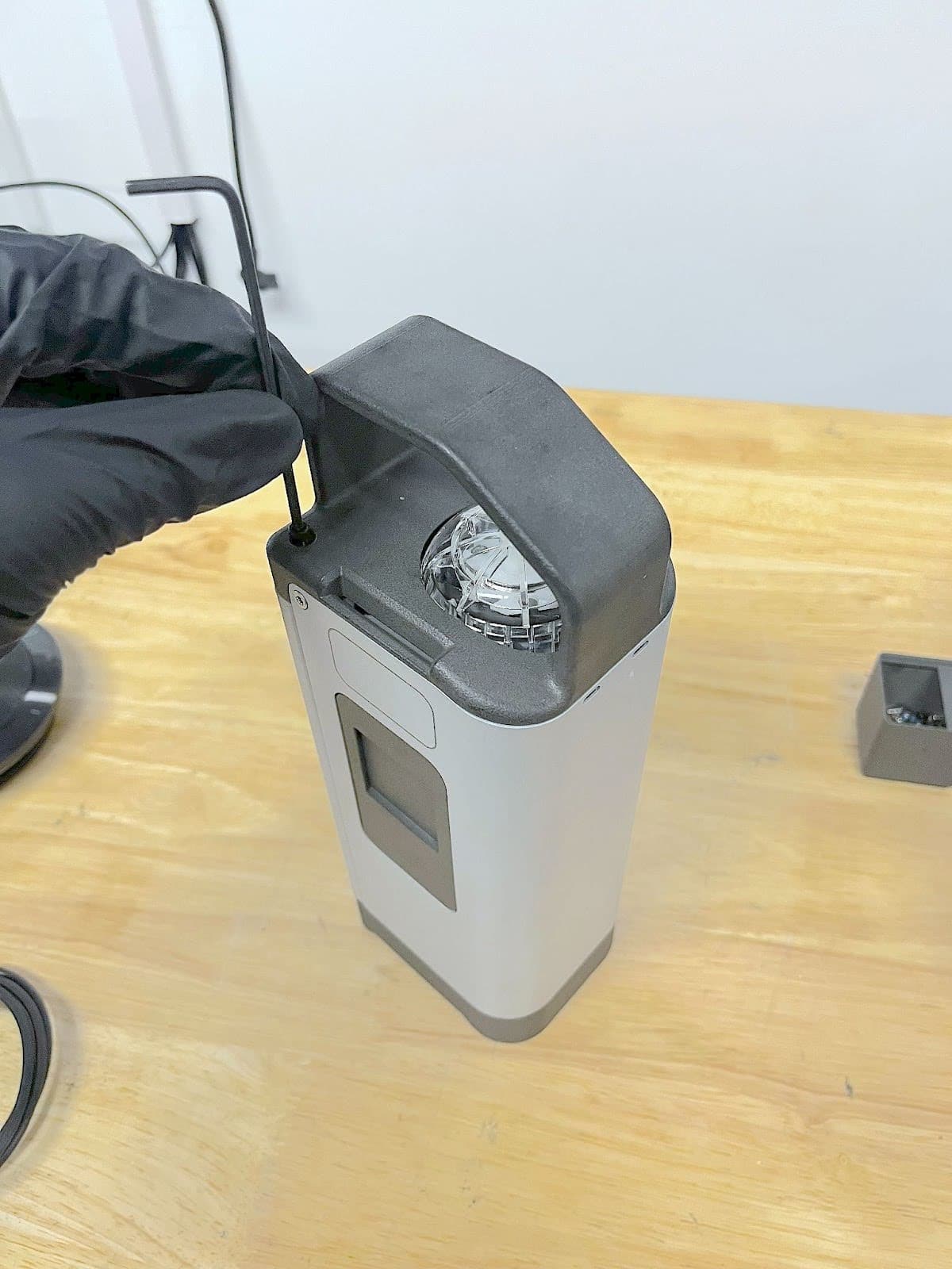 Secure the resin pump shell