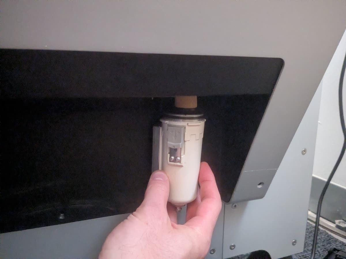 Extracción de la carcasa del filtro neumático de la Fuse Blast