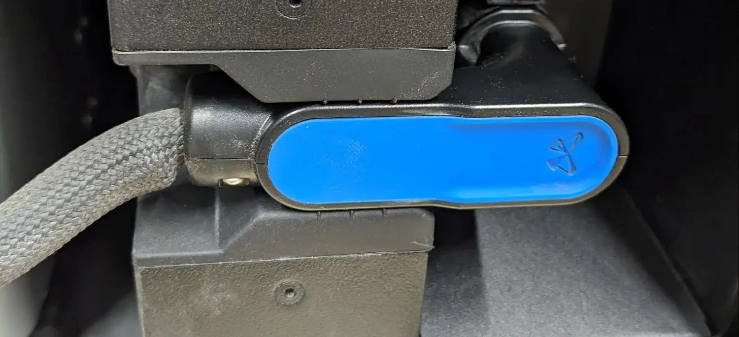 Fully seated build chamber plug