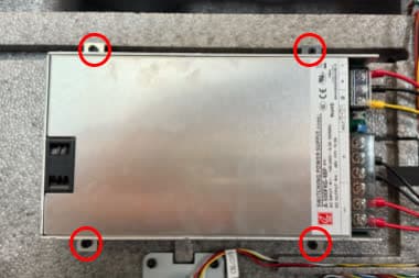 ステップ2:電源を取り付けて固定する