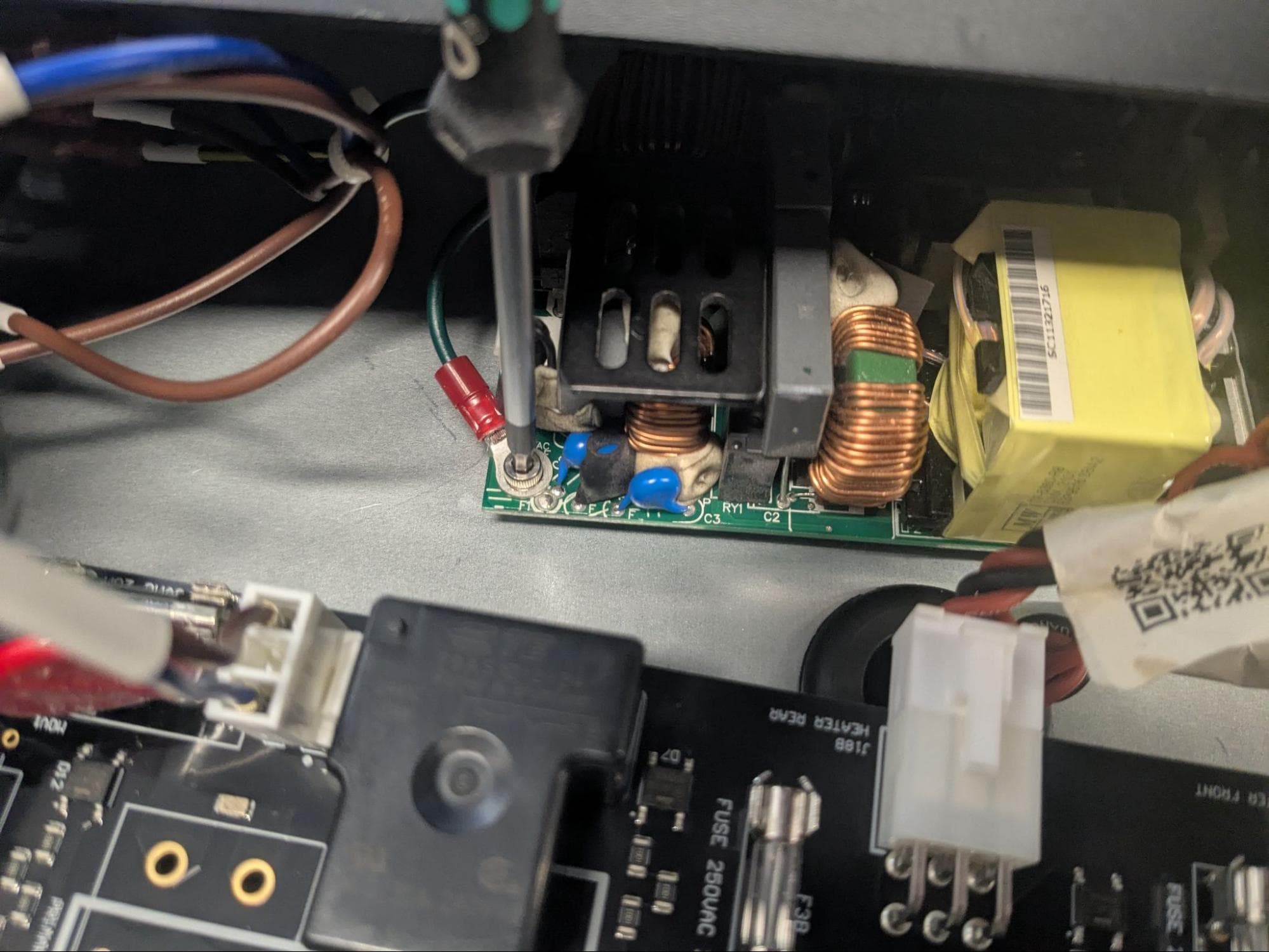 ステップ3:電源のネジを外す