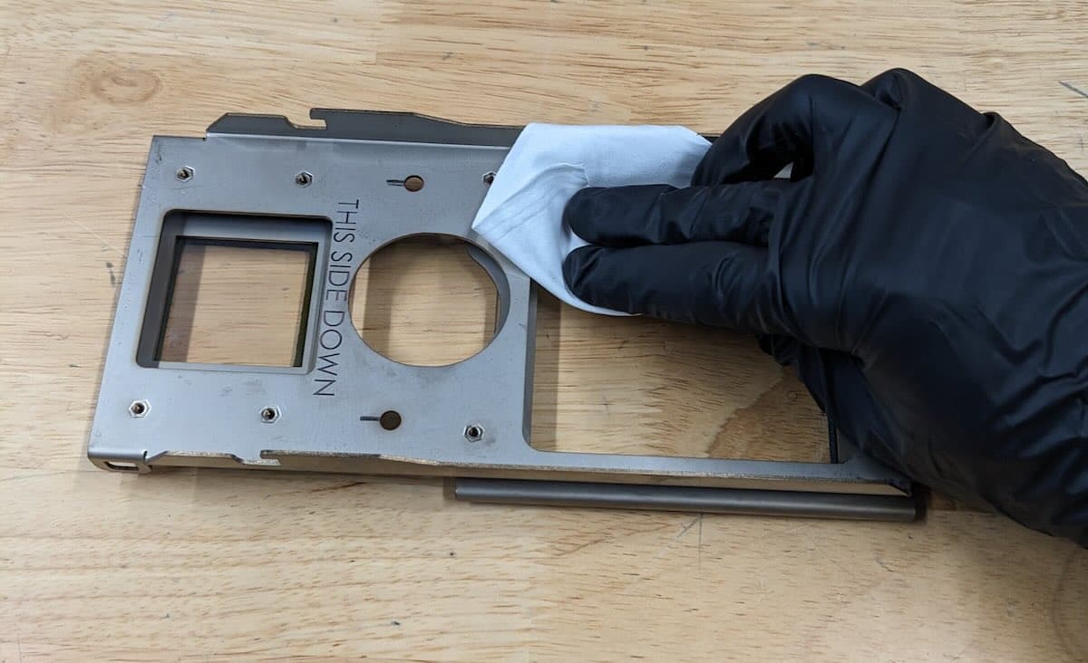 Wiping the optical cassette with a cleaning cloth