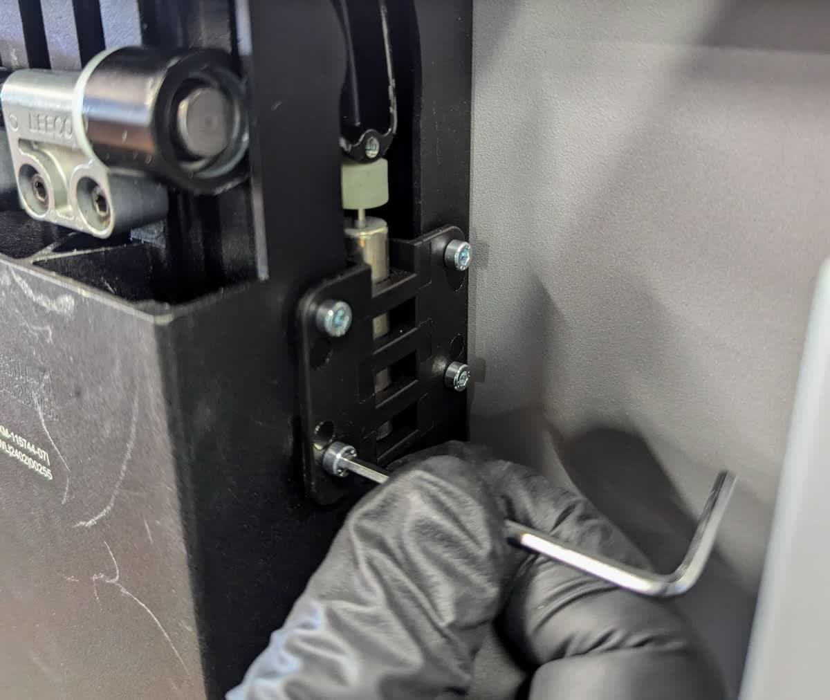Removing the Form 4 cover damper bracket screws