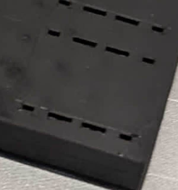 ESD Resinで10ミクロンの積層ピッチで造形したパーツ
