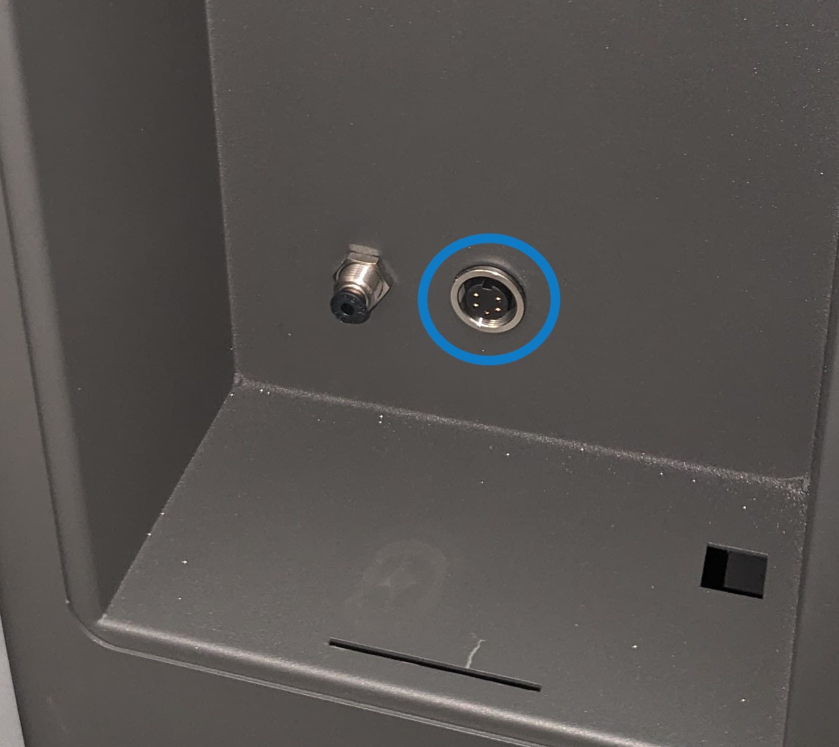 Fuse Blastの研磨用キャビティ内部。電源ポートが青丸で囲まれている