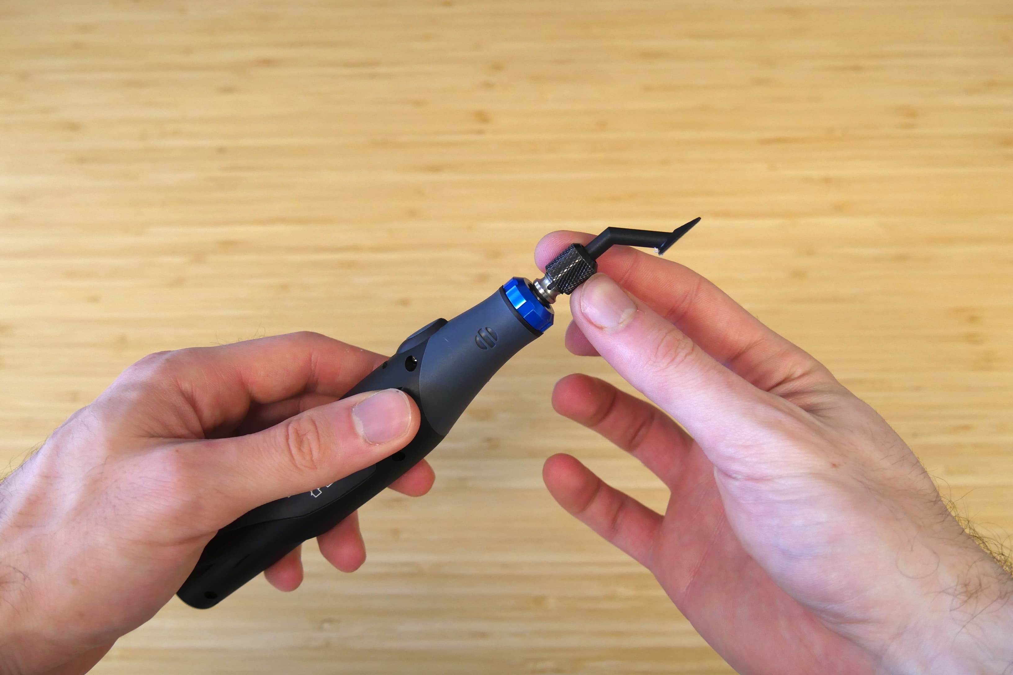 Formlabs Finishing Tool ペン型サンダーのチャックを締めます。