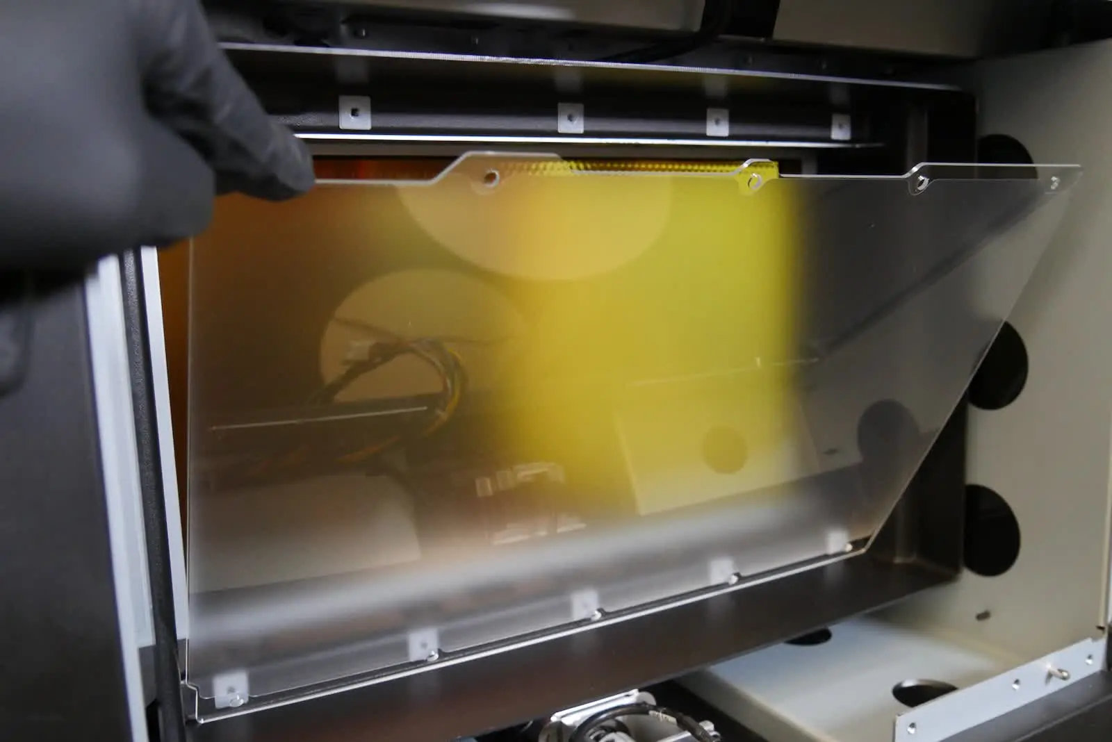 Mounting the Form 4L diffuser panel