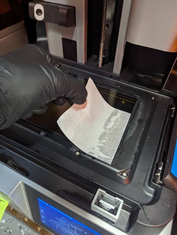 Cleaning a Form 4 LPU with a wetted non-abrasive wipe