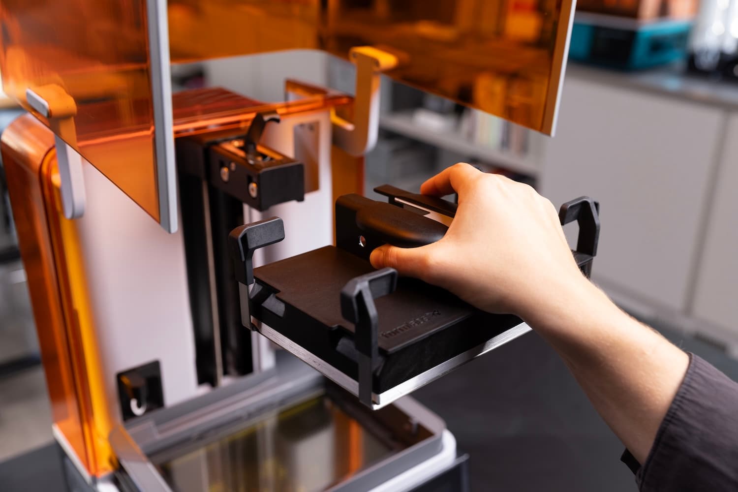 Inserting a build platform into the Form Studio 1