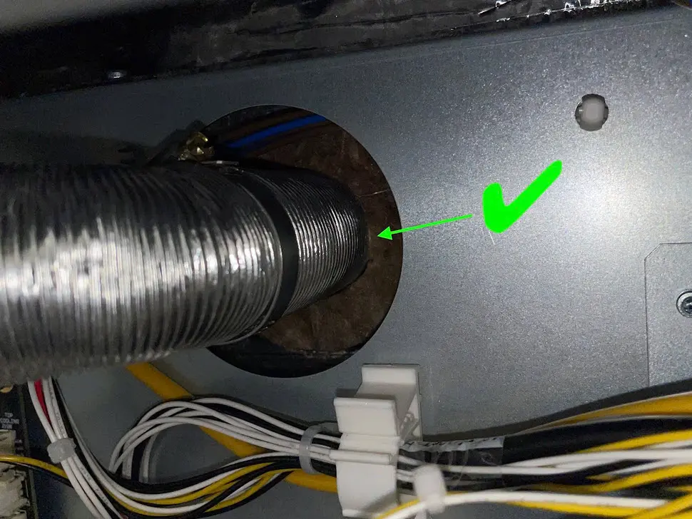 ステップ6:排気ダクトをスライドさせて所定の位置にセットする - ビュー1