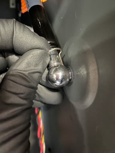 Retaining clip on the Form 3L cover gas spring