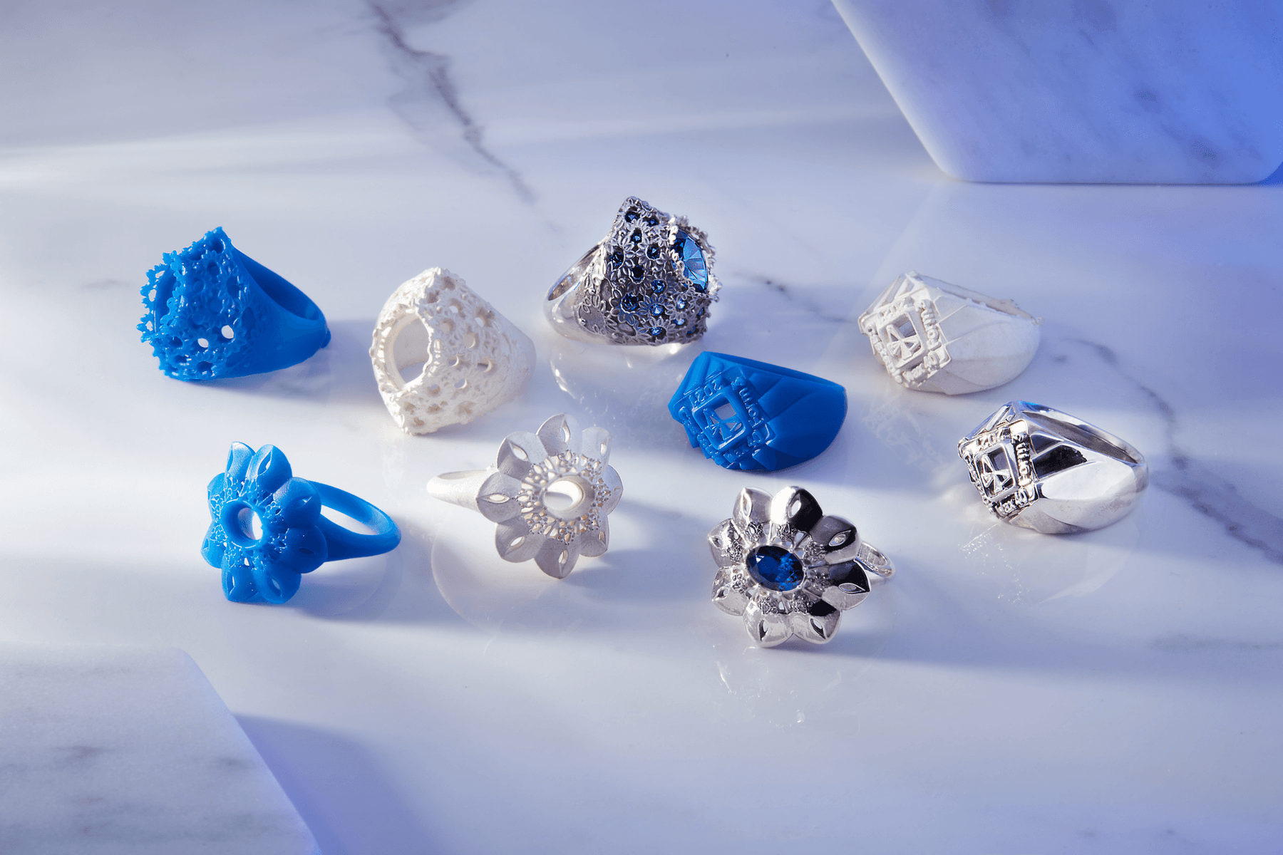 Castable Wax Resin(左)およびCastable Resin(右)でプリントした指輪