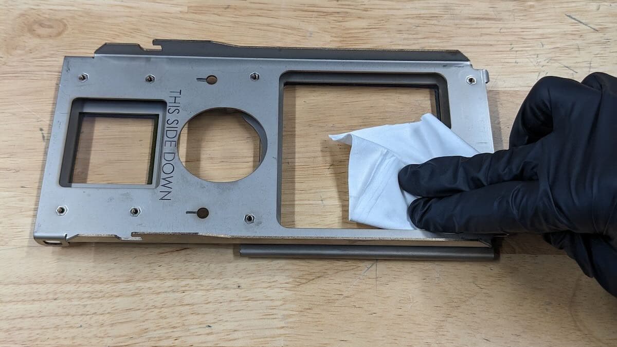 Wiping the optical cassette with a cleaning cloth
