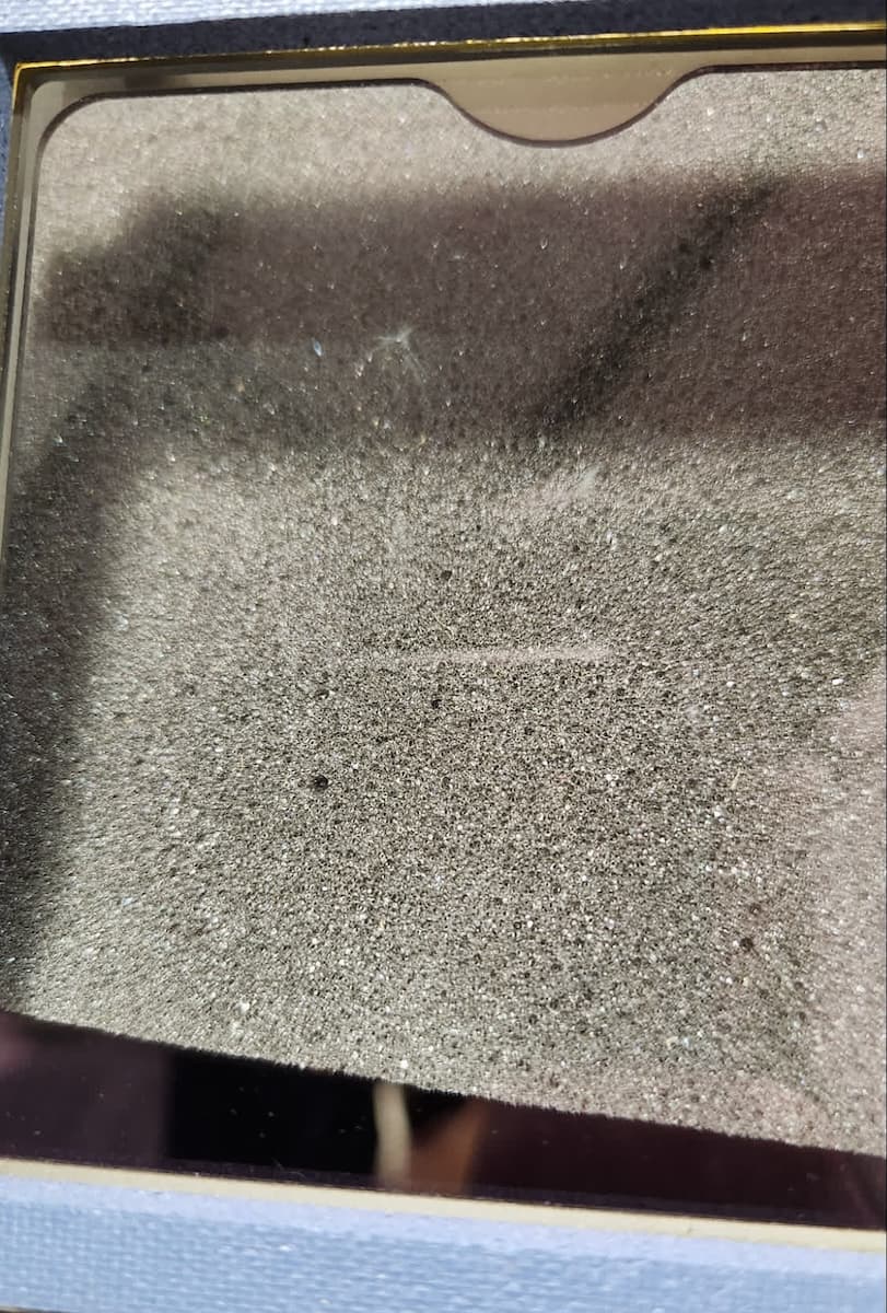 Optical cassette with contamination on the top surface