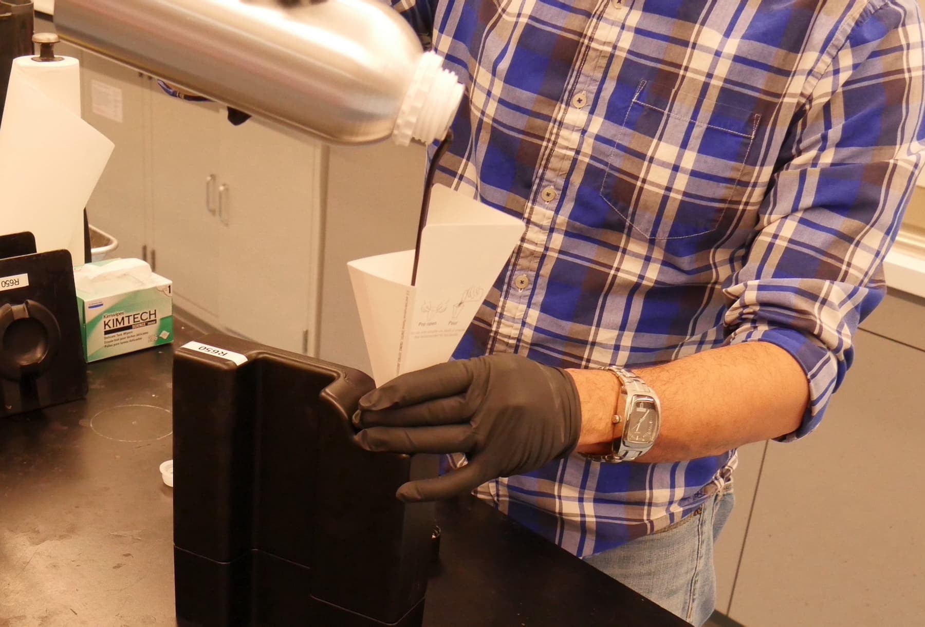 Pouring PU Rigid Resin into the resin cartridge