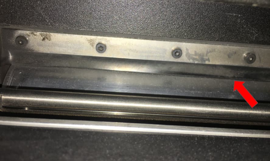 Right powder trough with an arrow pointing at the hopper gasket