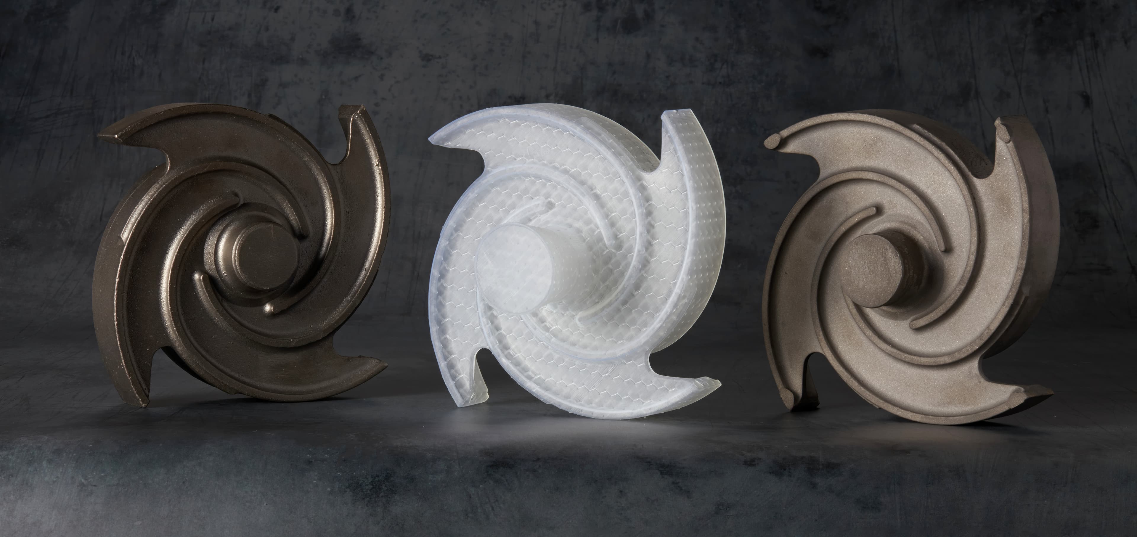 Rotor de titanio junto a su patrón de Clear Cast Resin