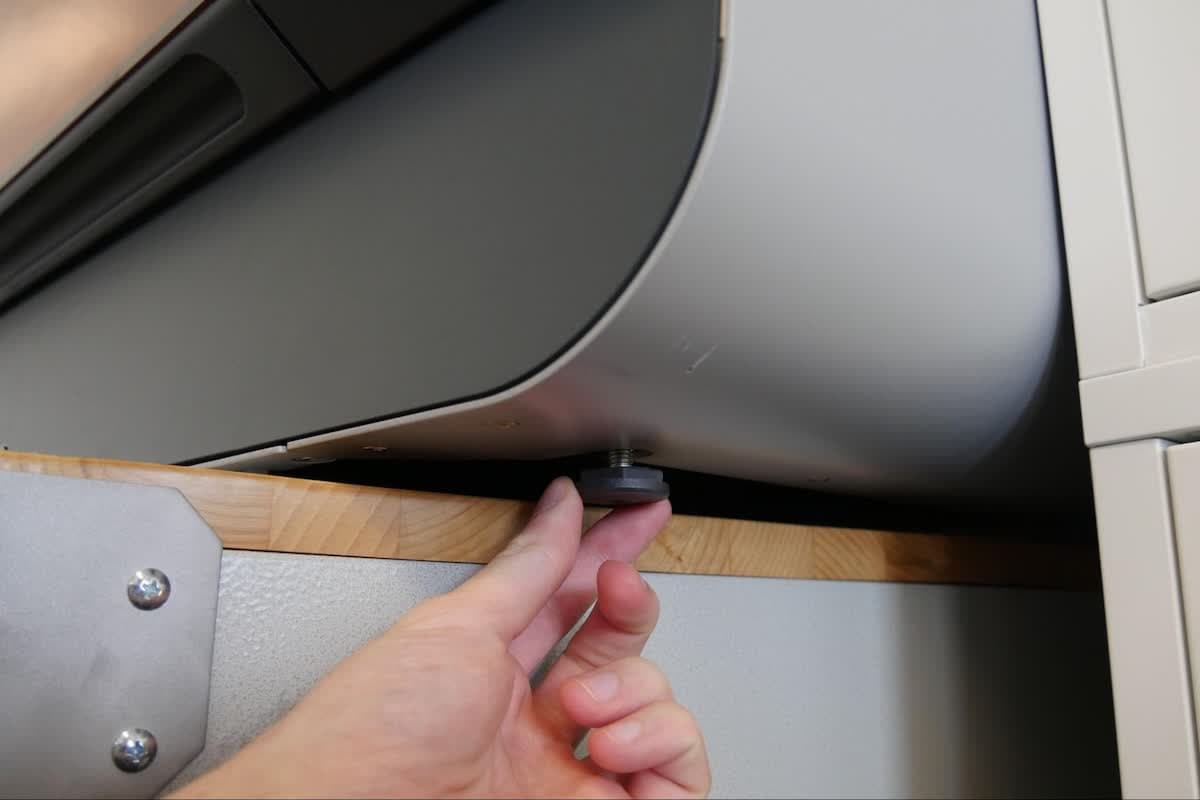 Removing the Form 3L leveling foot step 1