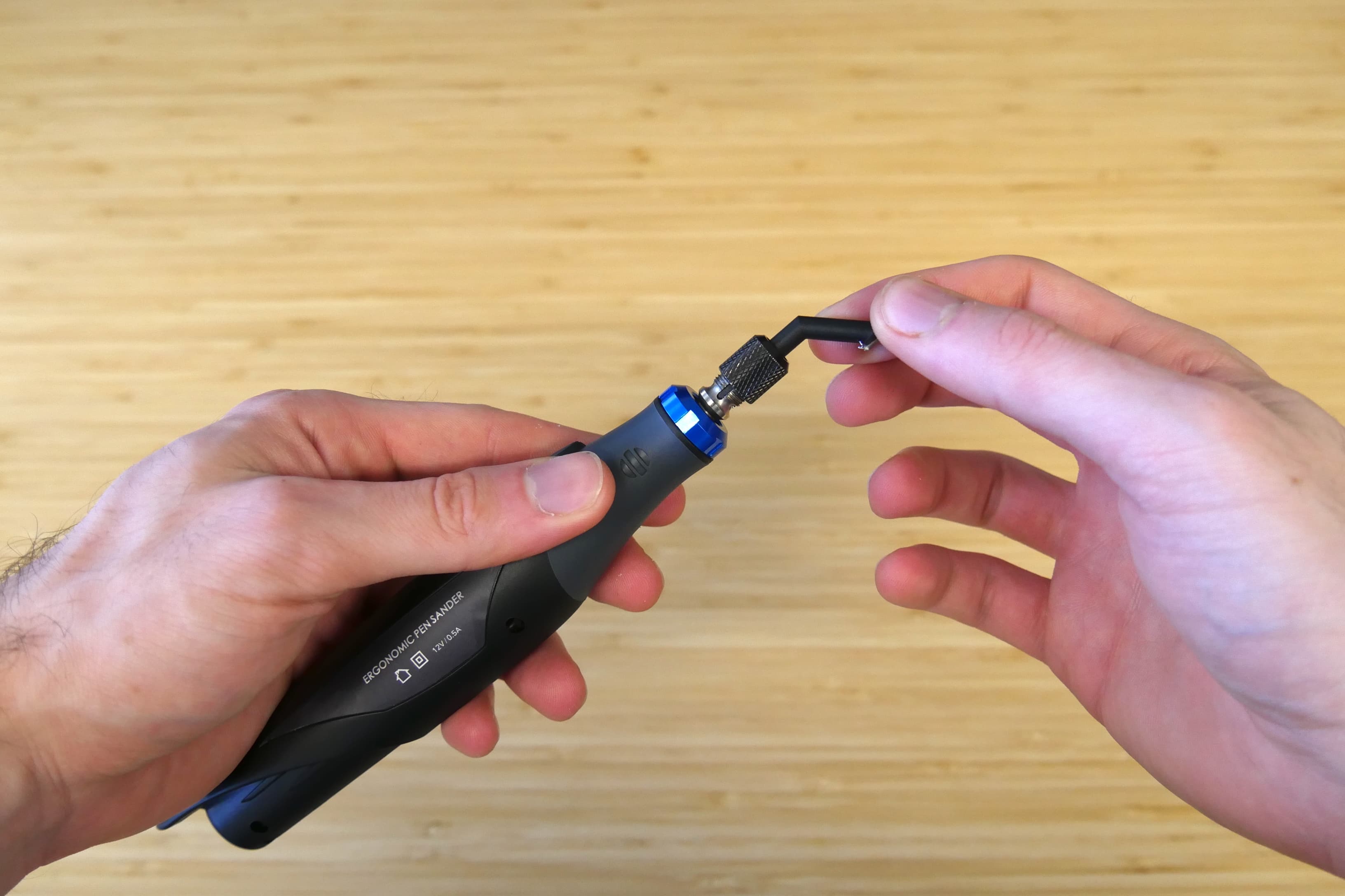 Formlabs Finishing Tool ペン型サンダーにビットを差し込みます。