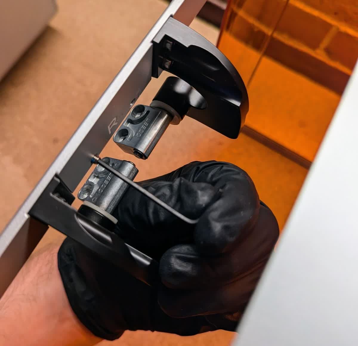 Removing the Form 4 cover set screws