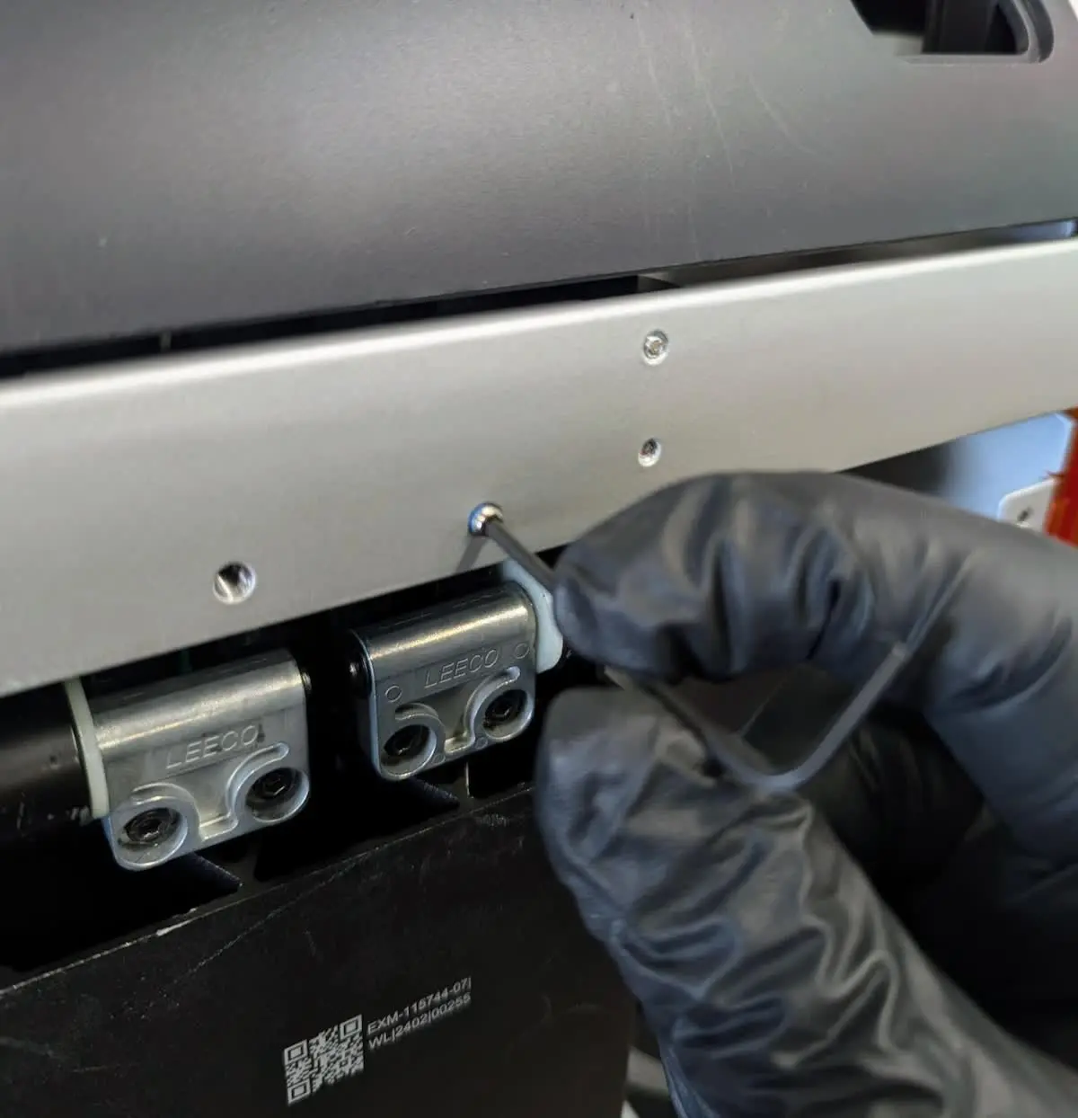 Reinstalling the Form 4 cover set screws