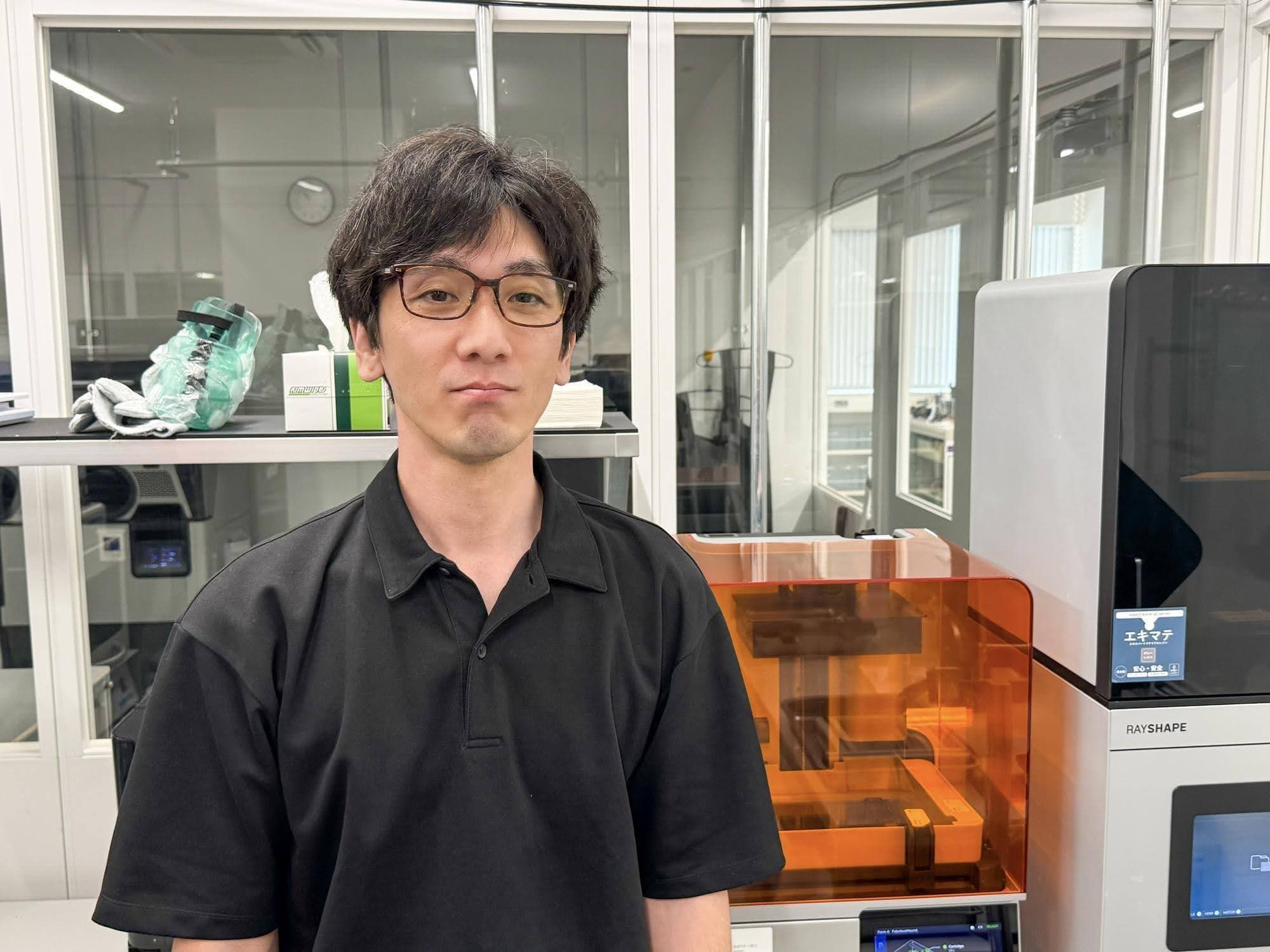 ヤマハ株式会社 先進技術開発部 音楽インタラクショングループの庄司哲郎主事。背後にあるのが光造形3DプリンターのForm 4だ。